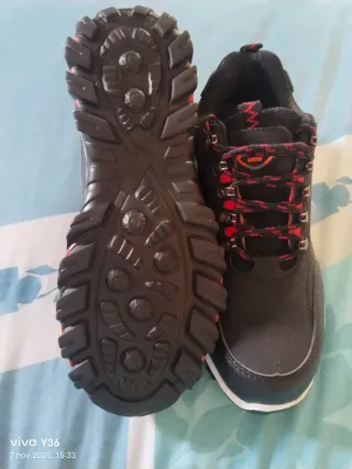 Zapatos de seguridad negros y rojos