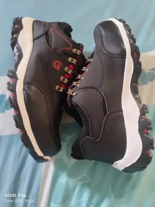 Zapatos de seguridad negros y rojos