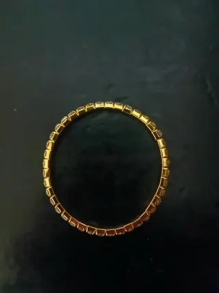 Pulsera dorada con incrustaciones