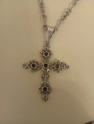 Colgante cruz plata. Con cadena