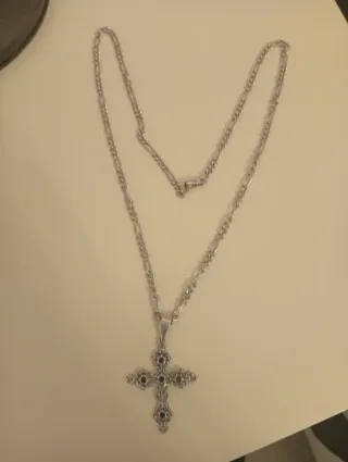 Colgante cruz plata. Con cadena