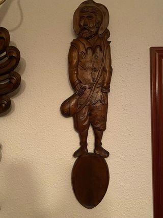 Escudo madera tallado con espadas