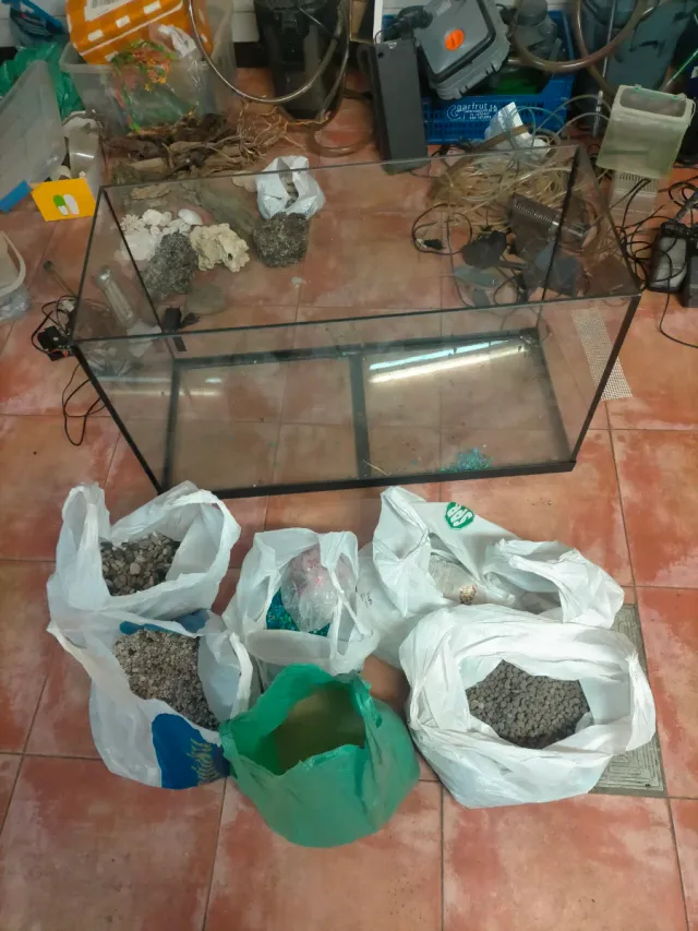 ! Chollo! Ven rápido. Lote acuarios y accesorios