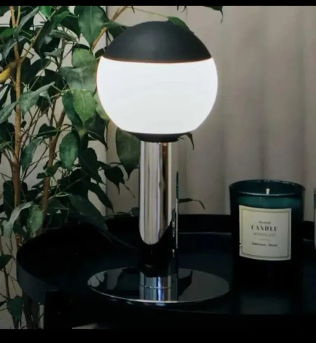 Lámpara de mesa Less esfera negra y plateada