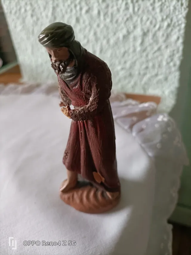 Figura antigua de hombre con turbante.