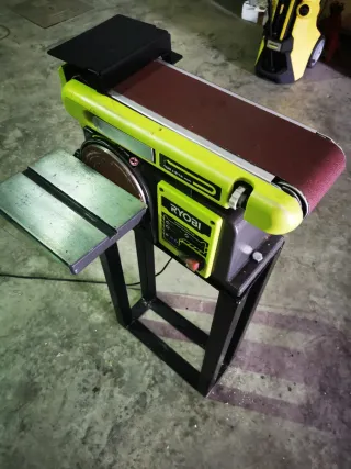 Lijadora de banda Rioby estacionária.