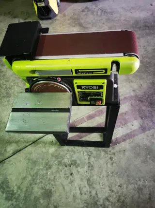 Lijadora de banda Rioby estacionária.