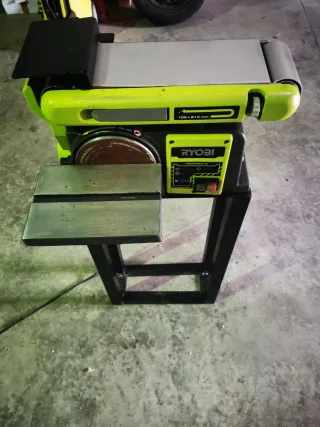 Lijadora de banda Rioby estacionária.