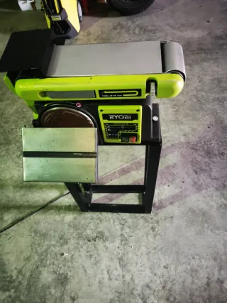 Lijadora de banda Rioby estacionária.