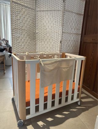Mini Cuna con Ruedas y Bolsillos