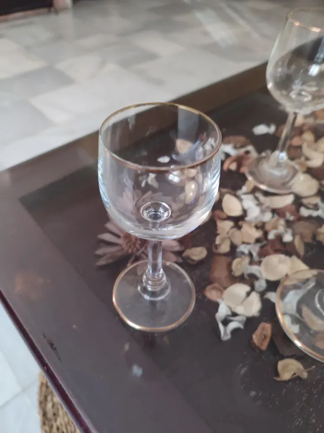 Cristalería con borde dorado - 12 unidades de cada