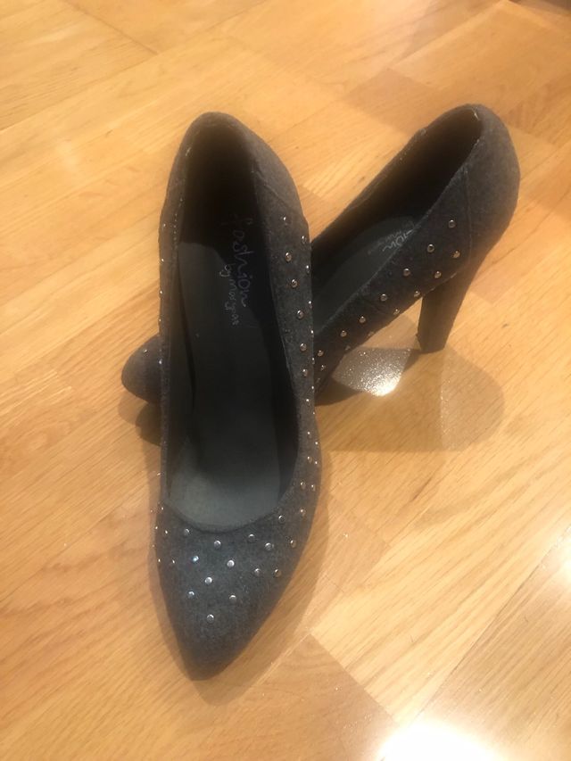Tacones grises con tachuelas