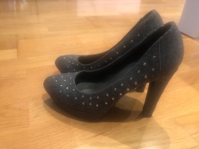 Tacones grises con tachuelas