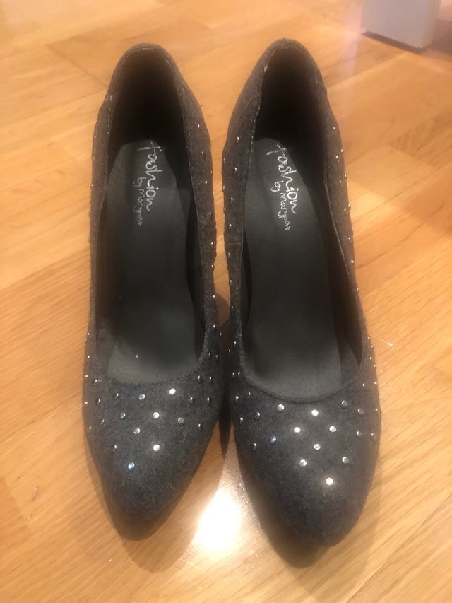 Tacones grises con tachuelas