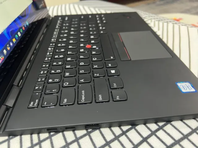 Lenovo ThinkPad X1 Yoga Gen 8 táctil i5 8GB 238GB