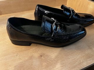 Zapatos planos charol negros con detalle