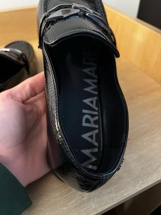 Zapatos planos charol negros con detalle