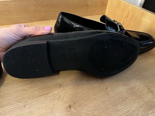 Zapatos planos charol negros con detalle