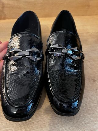 Zapatos planos charol negros con detalle