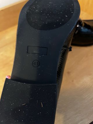 Zapatos planos charol negros con detalle