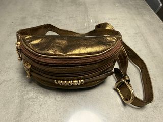 Riñonera Moschino dorada