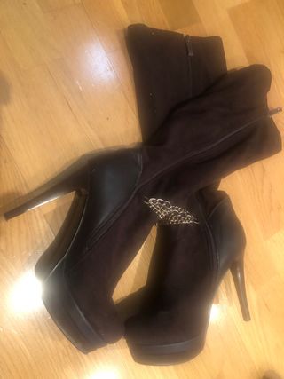 Botas de tacón altas con cadena