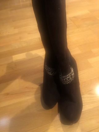Botas de tacón altas con cadena
