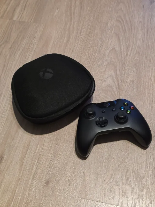 Controller Xbox con custodia nera