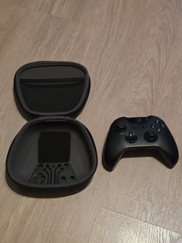 Controller Xbox con custodia nera