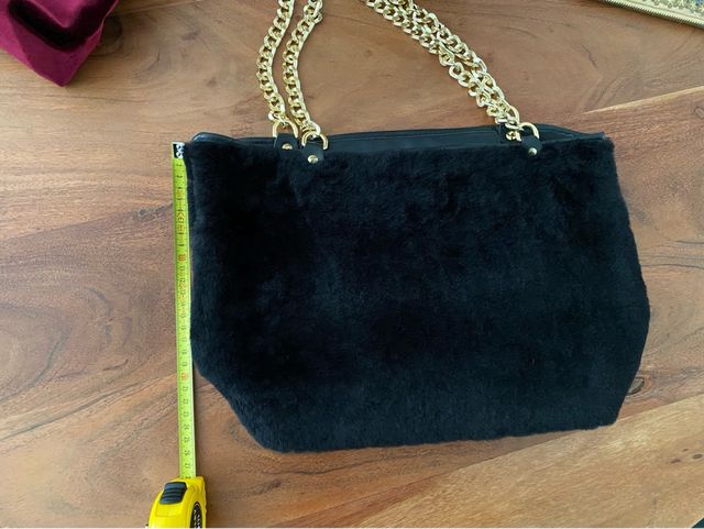 Bolso Negro Pelo Cadena Dorada