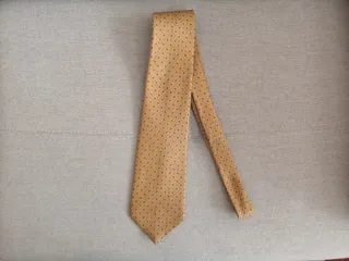 Corbata seda 100%, color mostaza con estampados