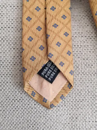 Corbata seda 100%, color mostaza con estampados