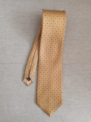 Corbata seda 100%, color mostaza con estampados