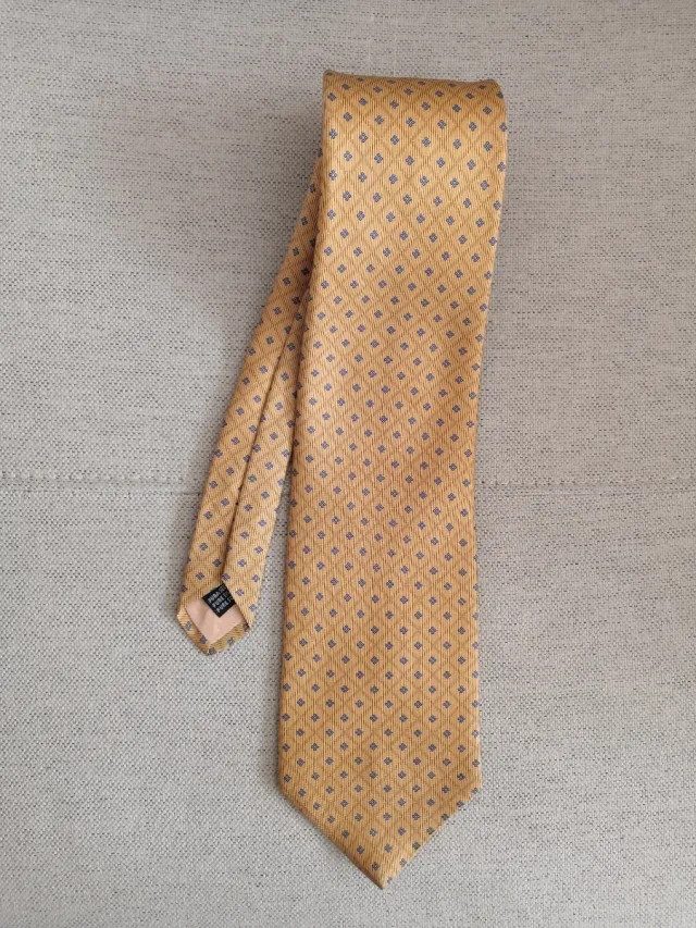 Corbata seda 100%, color mostaza con estampados