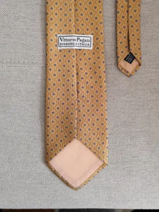 Corbata seda 100%, color mostaza con estampados
