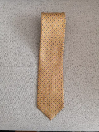 Corbata seda 100%, color mostaza con estampados