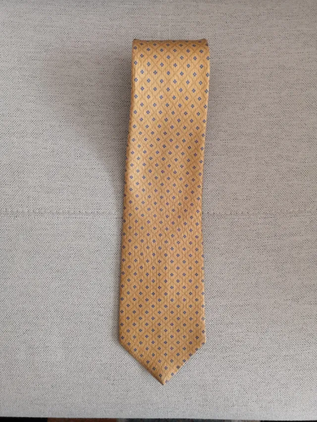 Corbata seda 100%, color mostaza con estampados