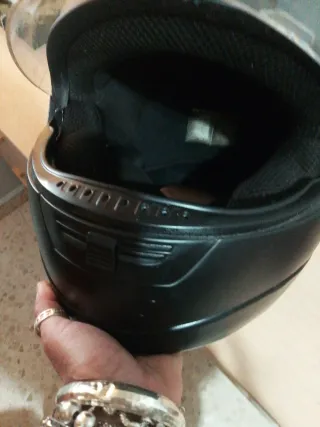 Casco integral moto negro tiene protección complet