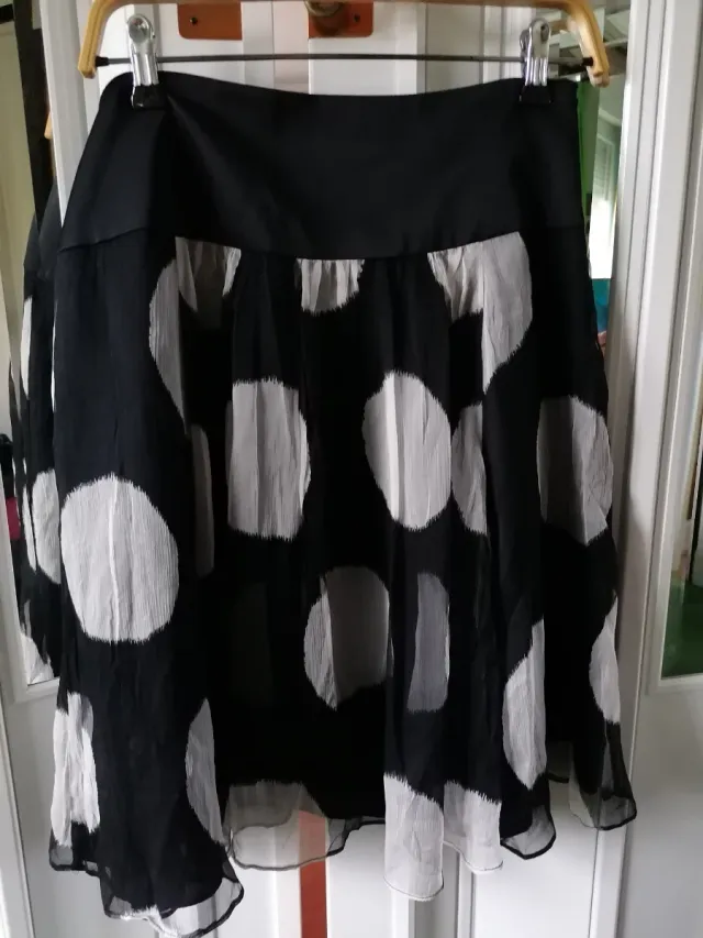 Falda midi de gasa negra con  lunares grandes blan