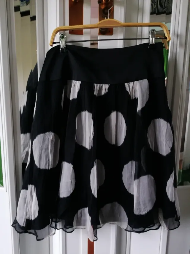 Falda midi de gasa negra con  lunares grandes blan