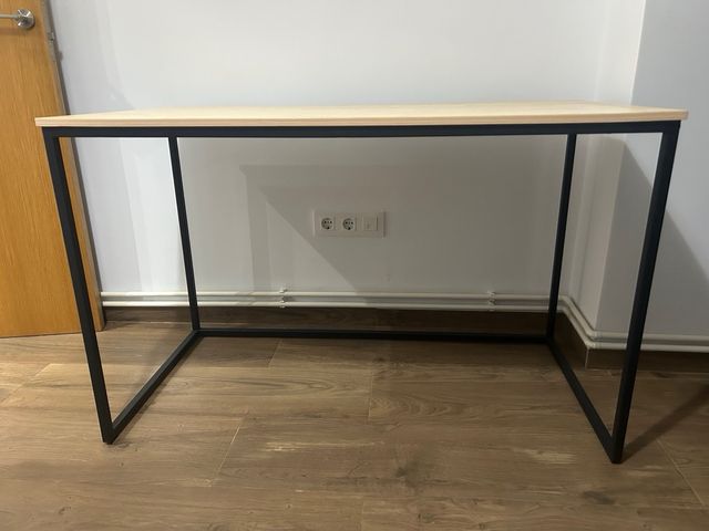 Mesa de madera y metal