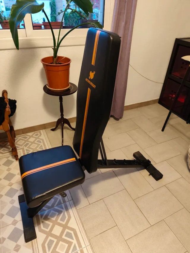 Banco musculación plegable y ajustable.