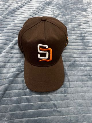 Cappellino marrone con logo SJ