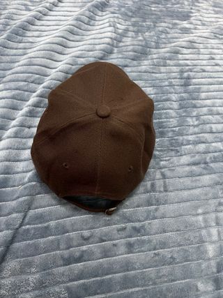 Cappellino marrone con logo SJ