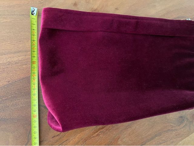 Bolso de terciopelo morado con cadena