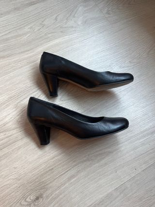 Zapatos de tacón piel negra