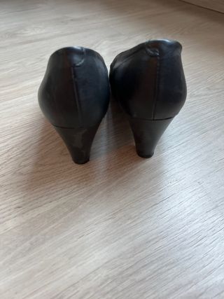 Zapatos de tacón piel negra