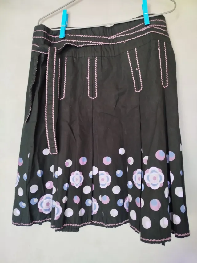 Falda negra con lunares y flores
