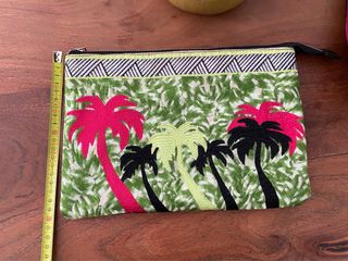 Cartera de mano con palmeras