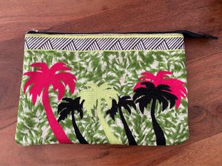 Cartera de mano con palmeras